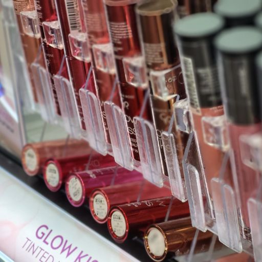 Gedetailleerde weergave van de Lipstick Golden Rose make-up producten in de Wall Unit Display.