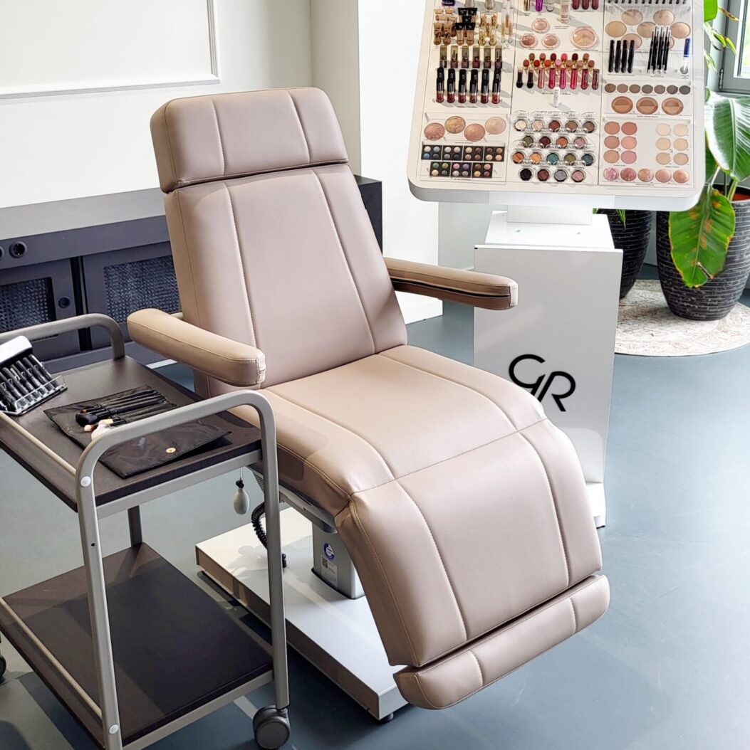 Professionele make-upstoel in Golden Rose salonsetting