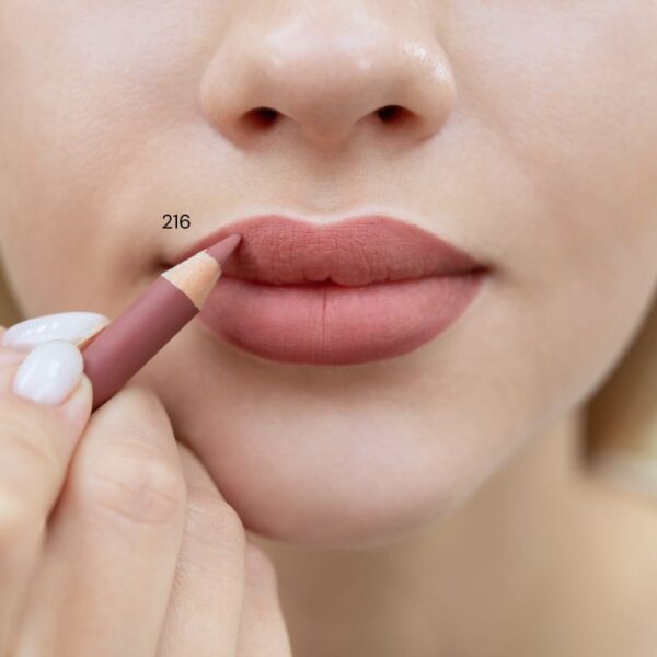 Tattoo lipliner Golden Rose op model
